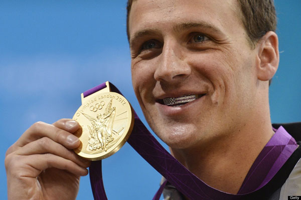 2012奧運 美國泳將 Ryan Lochte 戴著鑽石牙套