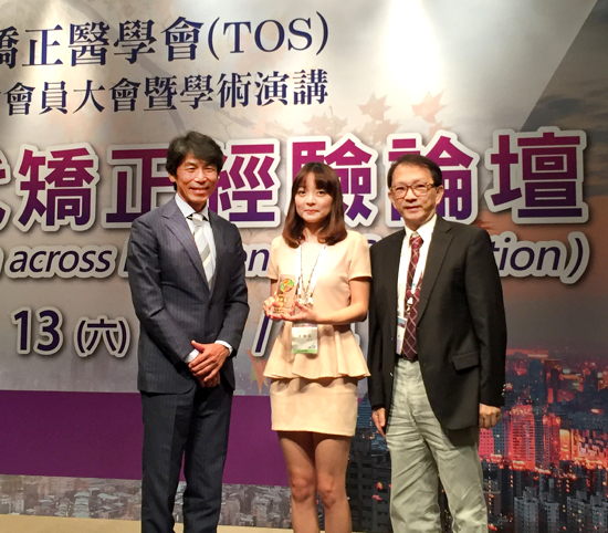 與日本臨床矯正齒科醫會的富永會長（左）再次見面，真是萬分榮幸。感謝蘇志鵬顧問（右）。