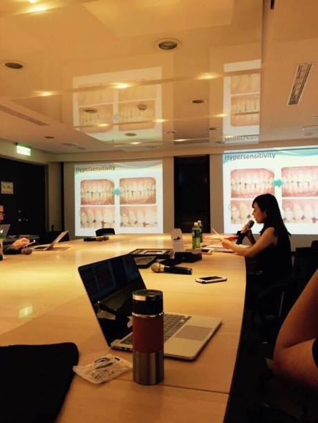 矢野加奈子精彩演講中，黃郁芩醫師同步中文翻譯中