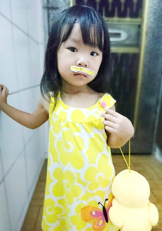 這個孩子說她在刷牙