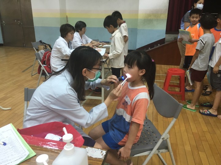 黃醫師正在光華國小進行口腔健康檢查