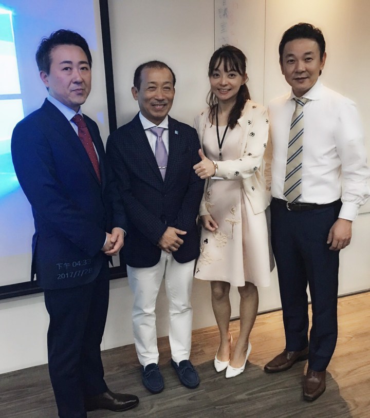 布川隆三大師為這次兩天半的課程帶來了他的團隊：一位是跟他合作20多年很厲害的技師 - 比知屋憲，一位是跟他合作的外科醫師 安賀稔，他們也都有教課，同樣由黃醫師即席翻譯，兩天下來，大家都累翻了！