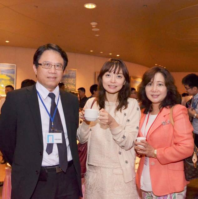 向中山醫學大學副校長 - 高佳澤醫師，介紹黃醫師邀請的日本講師 - 橋場千織