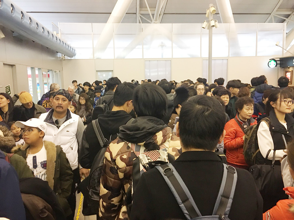 人山人海的大阪機場