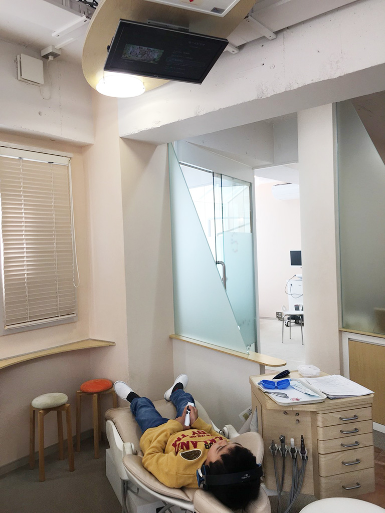 日本兵庫県伊丹市 篠原範行診所 Smile on Orthodontic clinic 螢幕、照燈在天花板上