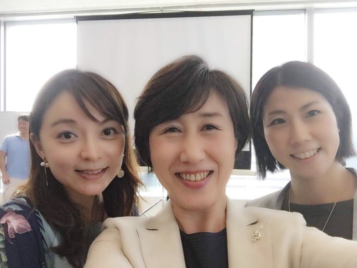 右邊這位就是來跟我相認的學生