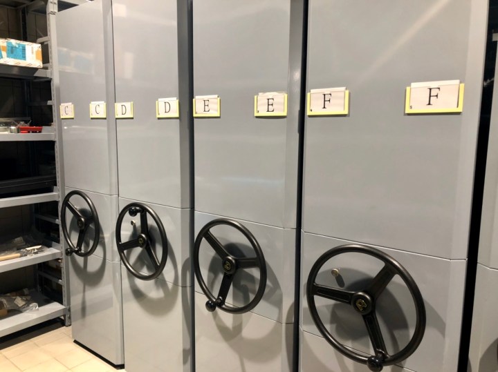 看到這一整排櫃子，回憶起跟日本廣大矯正科放牙齒模型櫃子超級像的！