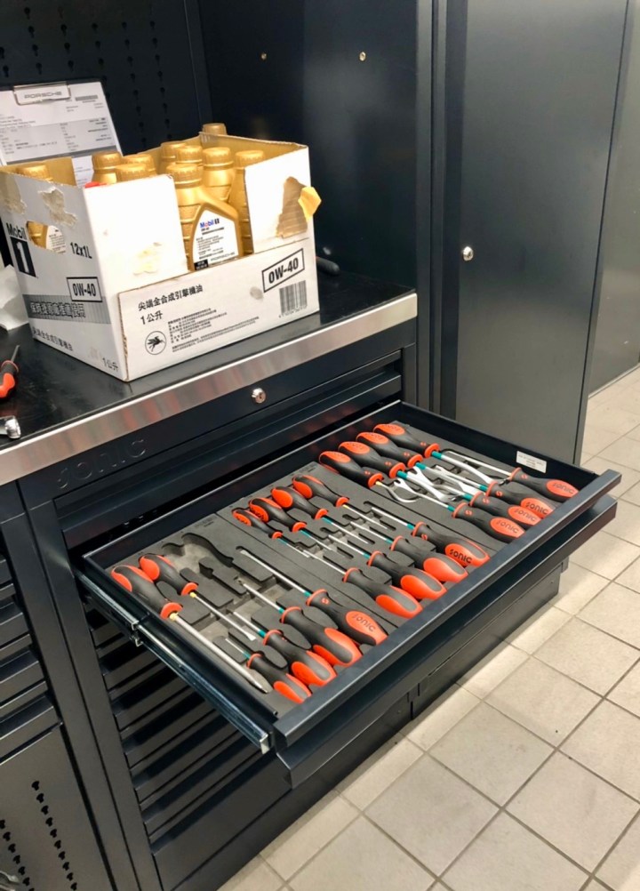 完整的工具器材，酷似放大版的牙科器械